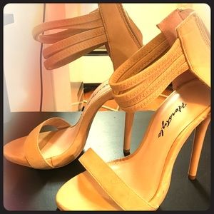 Nude/ tan heels